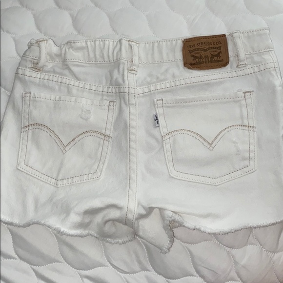 White Levi’s shorts - Picture 2 of 2